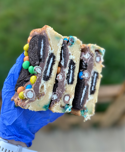 Oreo & crispy m&ms blondie slab