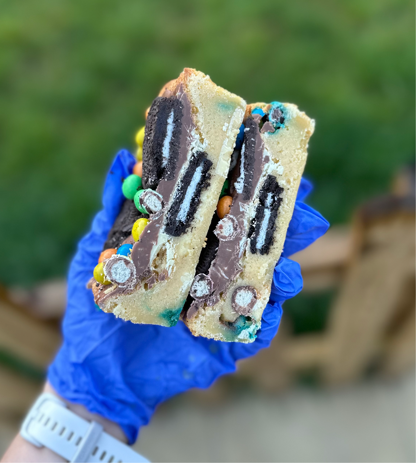 Oreo & crispy m&ms blondie slab